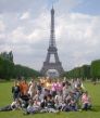 Miembros de la Peña EL POZO junto a la Torre Eiffel en Paris